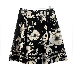 WHITE HOUSE BLACK MARKET FLORAL A-LINE PLEATED SKIRT BLACK WHITE SIZE 4